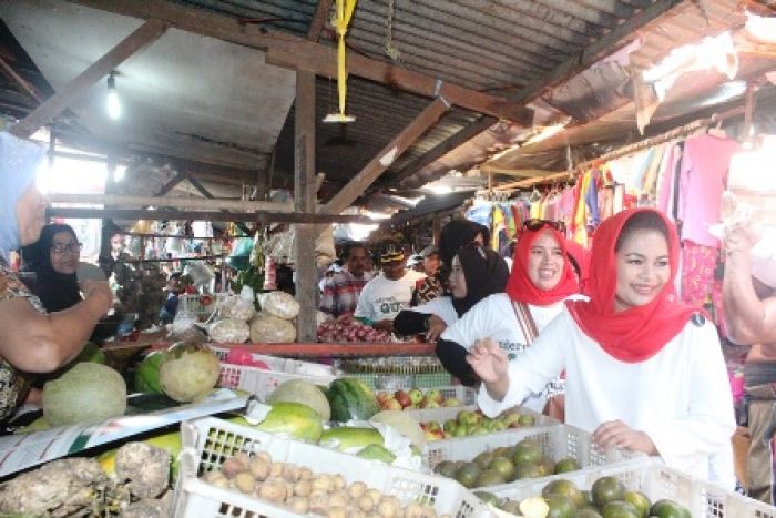 Puti Blusukan ke Pandaan: Pasar Tradisional Harus Dipertahankan Puti Blusukan ke Pandaan: Pasar Tradisional Harus Dipertahankan