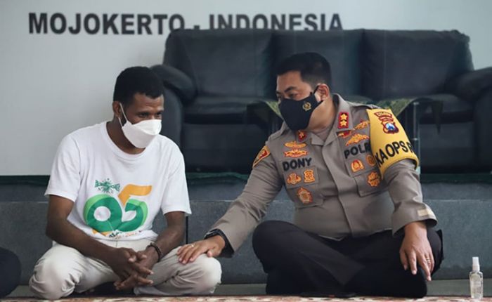 Kapolres Mojokerto Sambangi Mahasiswa IKHAC Asal Papua