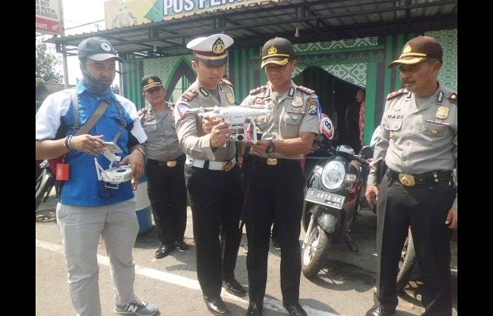 Kapolres Mojokerto Kota Pantau Arus Lalu Lintas dengan Drone