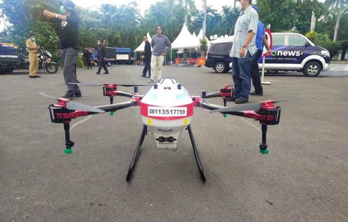 Pemkot Surabaya Kembali Gunakan Drone Semprotkan Disinfektan ke Kampung-kampung