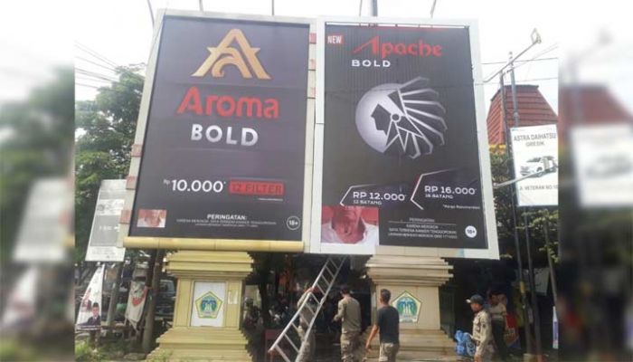 Dispol PP Gresik Bredel Puluhan Reklame Bodong Dispol PP Gresik Bredel Puluhan Reklame Bodong