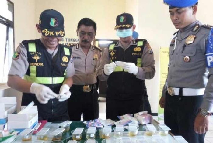 Cegah Penyalahgunaan Narkoba, Anggota Polsek Pujon Dites Urin Cegah Penyalahgunaan Narkoba, Anggota Polsek Pujon Dites Urin