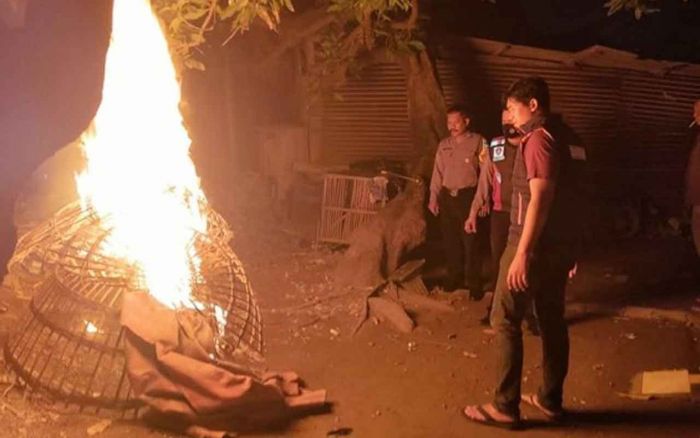 Resahkan Warga, Polsek Balongbendo Bongkar dan Bakar Arena Judi Sabung Ayam di Sidoarjo