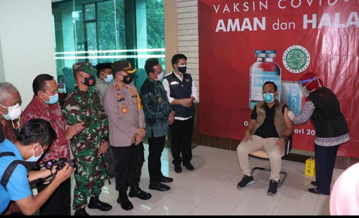 Tinjau Pelaksanaan Vaksinasi Covid-19 di Gresik, Wagub Jatim Pastikan Keamanan dan Kehalalan Tinjau Pelaksanaan Vaksinasi Covid-19 di Gresik, Wagub Jatim Pastikan Keamanan dan Kehalalan