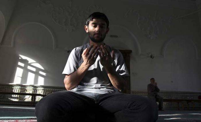 Tafsir Al-Nahl 76: Tuhan Selain Allah, Ibarat Budak Budeg Tafsir Al-Nahl 76: Tuhan Selain Allah, Ibarat Budak Budeg