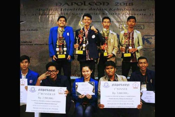 Mahasiswa FISIP Unair Juara II Debat Nasional di UKI Mahasiswa FISIP Unair Juara II Debat Nasional di UKI