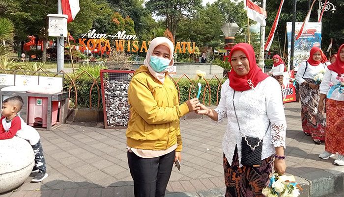 Kampanye Bebas Stunting, SPD Kota Batu Bagi-bagi 1.000 Mawar