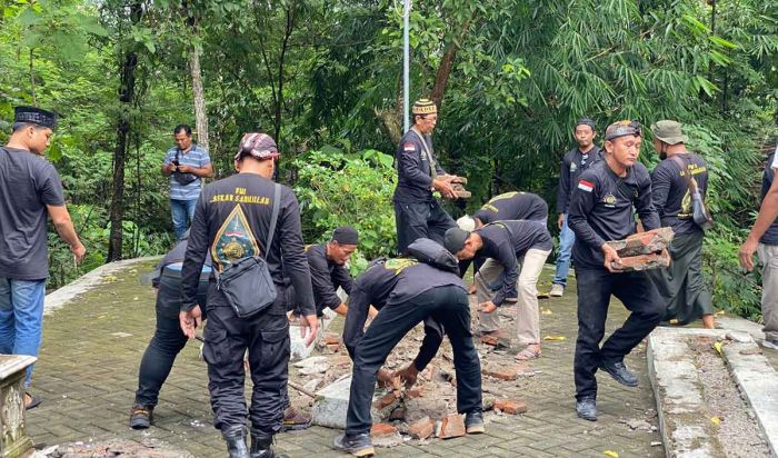 Warga Bongkar Makam Wali Palsu di Ngawi Warga Bongkar Makam Wali Palsu di Ngawi