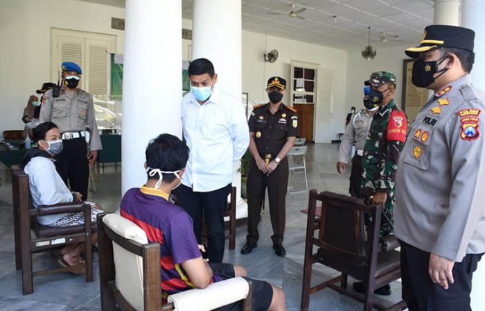 Wali Kota Kediri Ajak Masyarakat Tekan Kasus Covid-19 Dengan Jaga Lingkungan Masing-masing Wali Kota Kediri Ajak Masyarakat Tekan Kasus Covid-19 Dengan Jaga Lingkungan Masing-masing
