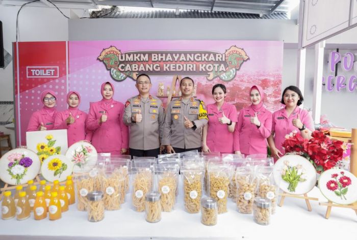 Kapolda Jatim Kunjungi UMKM Bhayangkari Cabang Kediri Kota, Cicipi Minuman Tradisional Kapolda Jatim Kunjungi UMKM Bhayangkari Cabang Kediri Kota, Cicipi Minuman Tradisional