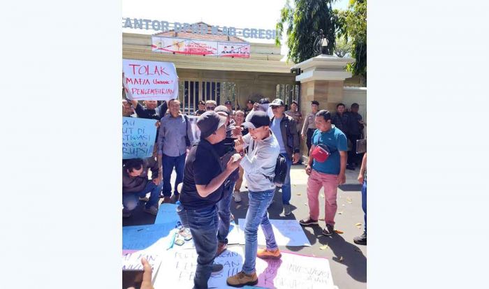 Tolak RUU Penyiaran, Wartawan di Gresik Gelar Demo Tolak RUU Penyiaran, Wartawan di Gresik Gelar Demo