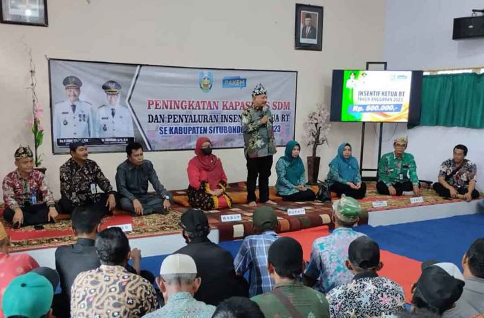 Ini yang Dilakukan Bupati Situbondo saat Salurkan Insentif untuk Ketua RT di Kecamatan Suboh