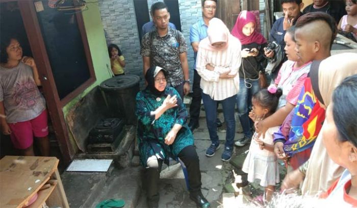 Kunjungan Ketujuh, Risma Siap Pindahkan Keluarga Almarhum ke Rusun