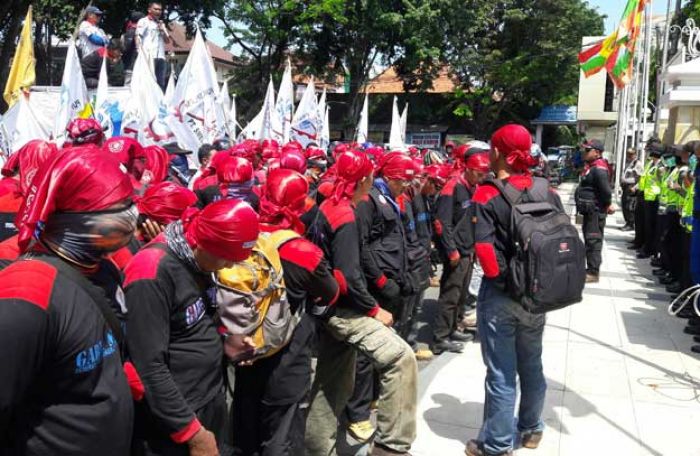 Belum Ada Titik Terang, Pertemuan antara Karyawan dan Manajemen PT. Smelting Deadlock Belum Ada Titik Terang, Pertemuan antara Karyawan dan Manajemen PT. Smelting Deadlock