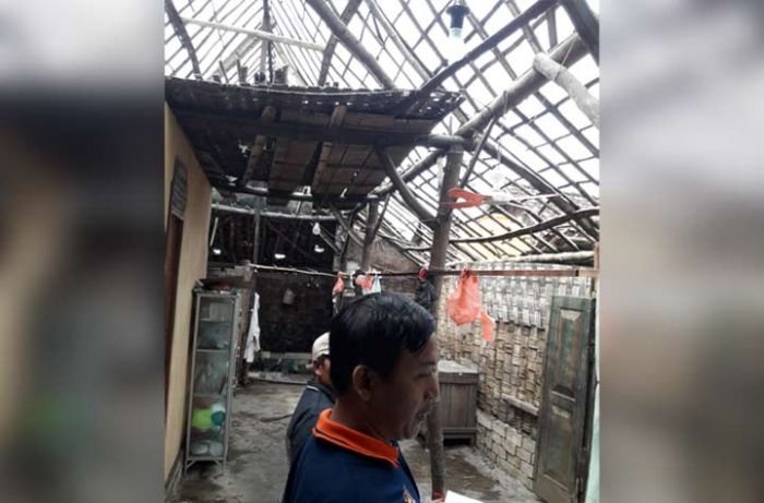 Puting Beliung Sapu Lowayu Dukun, Puluhan Rumah Rusak Puting Beliung Sapu Lowayu Dukun, Puluhan Rumah Rusak