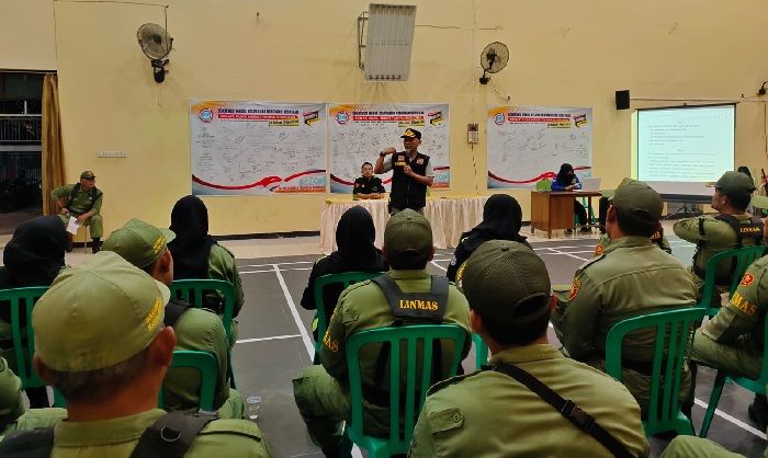 Tingkatkan Peran Satlinmas, Kelurahan Ngronggo Bersama Satpol PP Berikan Pembinaan