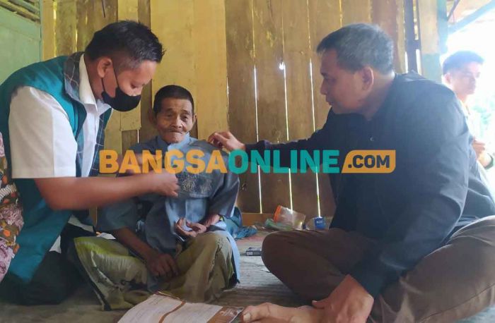 Berkunjung ke Sampang, Kemensos Bantu Kebutuhan Kakek Penderita Hernia Berkunjung ke Sampang, Kemensos Bantu Kebutuhan Kakek Penderita Hernia
