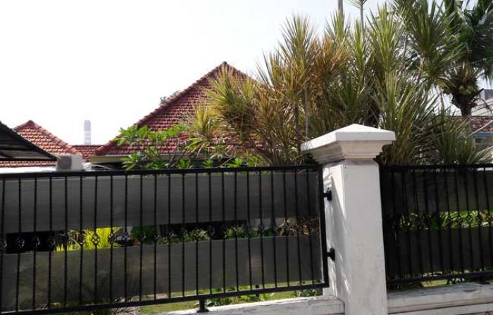 Eks Rumah Dinas Pimpinan DPRD Gresik Masih Mangkrak Eks Rumah Dinas Pimpinan DPRD Gresik Masih Mangkrak