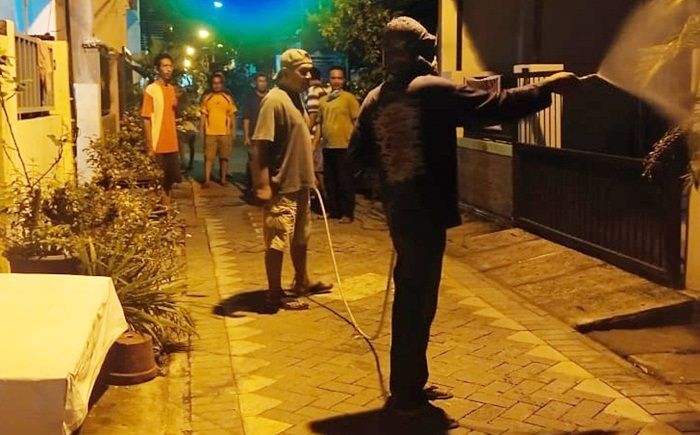 Totalitas Lawan Covid-19, Kampung Manukan Lor Gelar Penyemprotan Disinfektan Siang-Malam Totalitas Lawan Covid-19, Kampung Manukan Lor Gelar Penyemprotan Disinfektan Siang-Malam