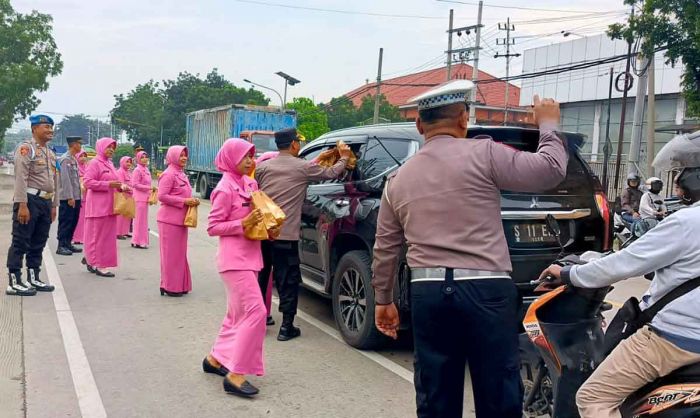 Polres Mojokerto Kota Bagikan Takjil ke Pengendara Polres Mojokerto Kota Bagikan Takjil ke Pengendara