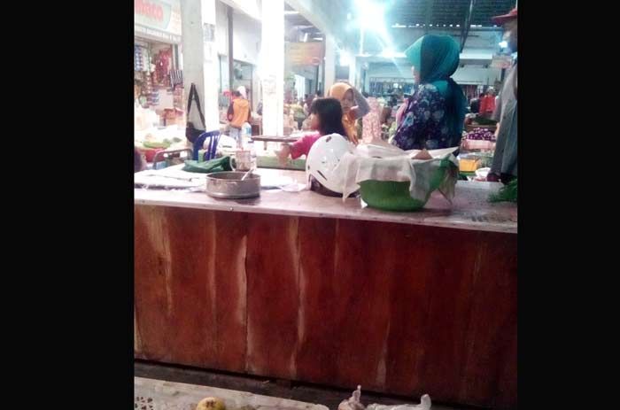 Atap Banyak yang Bocor, Beberapa Kios di Pasar Minulyo Kebanjiran saat Hujan Atap Banyak yang Bocor, Beberapa Kios di Pasar Minulyo Kebanjiran saat Hujan