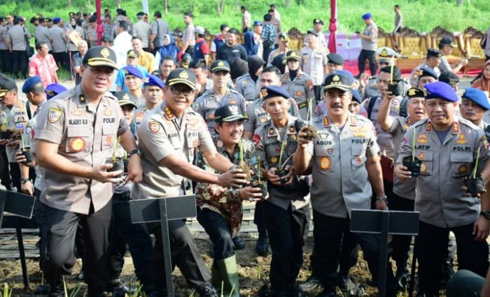 Baharkam Polri Tanam 60.000 Rumput Vetiver di Tanggul Sungai Brantas Porong Baharkam Polri Tanam 60.000 Rumput Vetiver di Tanggul Sungai Brantas Porong