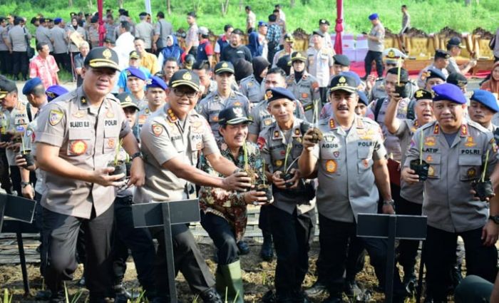 Baharkam Polri Tanam 60.000 Rumput Vetiver di Tanggul Sungai Brantas Porong