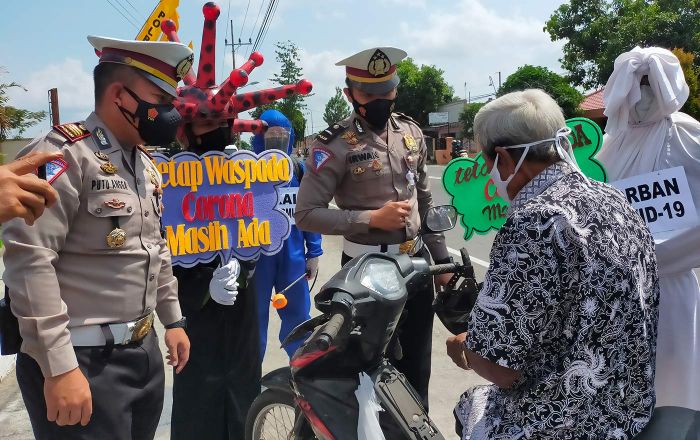 Bawa Pocong ke Jalanan, Polisi di Blitar Ingatkan Pengendara Taat Prokes Bawa Pocong ke Jalanan, Polisi di Blitar Ingatkan Pengendara Taat Prokes