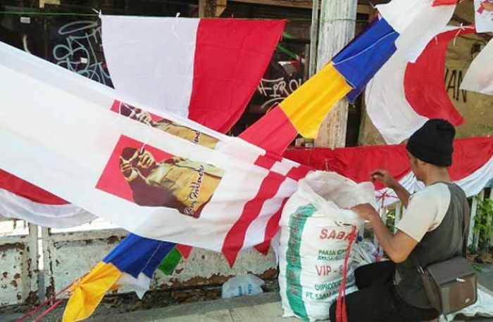 Penjual Pernak-pernik 17 Agustus Bisa Raup Rp 500 Ribu dalam Sehari Penjual Pernak-pernik 17 Agustus Bisa Raup Rp 500 Ribu dalam Sehari