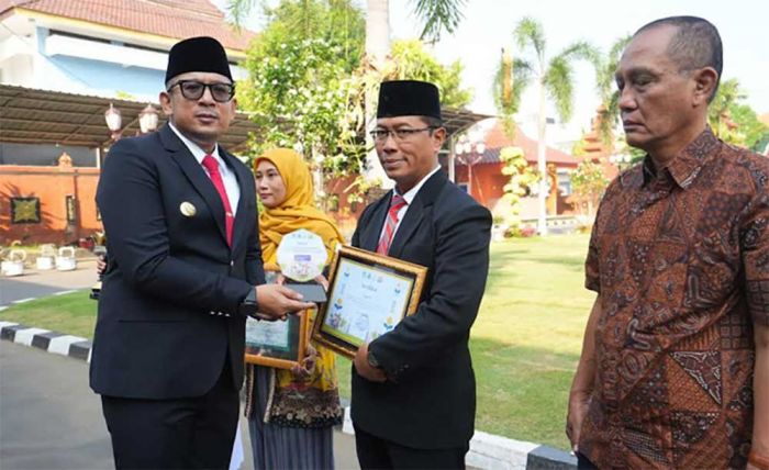 Pj Wali Kota Mojokerto Serahkan Penghargaan di Peringatan Harkitnas 2024 Pj Wali Kota Mojokerto Serahkan Penghargaan di Peringatan Harkitnas 2024