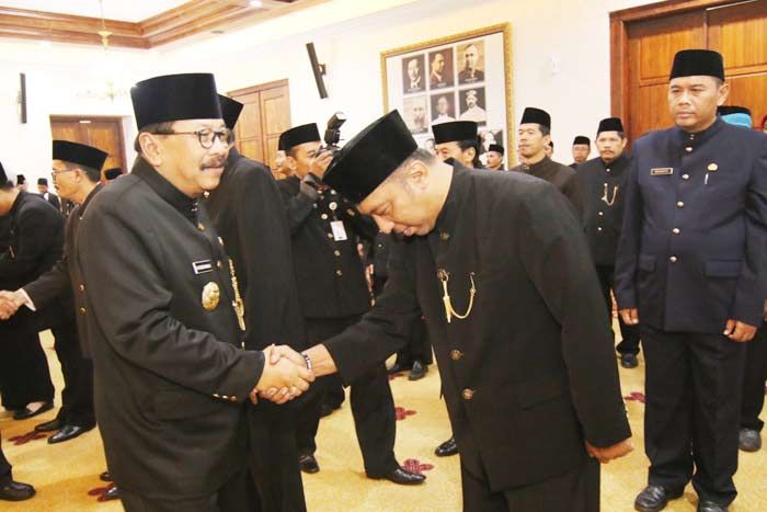 Lantik Eselon III, Pakde Karwo Ingatkan ASN Tak Berpolitik Lantik Eselon III, Pakde Karwo Ingatkan ASN Tak Berpolitik