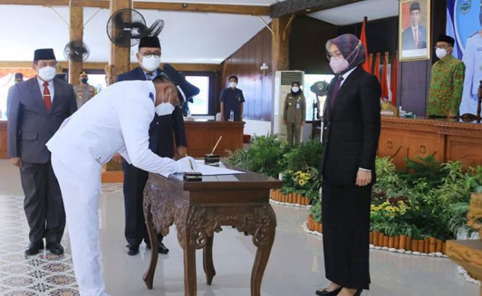 Lantik 61 Kades Terpilih, Bupati Probolinggo: Pelajari Peraturan dan Perundang-undangan Lantik 61 Kades Terpilih, Bupati Probolinggo: Pelajari Peraturan dan Perundang-undangan