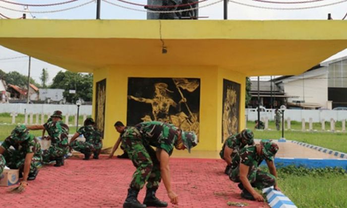 Sambut Hari Pahlawan, Anggota Kodim 0827/Sumenep Bersih-Bersih TMP Jokotole Sambut Hari Pahlawan, Anggota Kodim 0827/Sumenep Bersih-Bersih TMP Jokotole