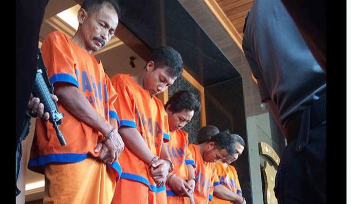 Tim Advokasi FPI Jatim Kunjungi 5 Tersangka Pembakaran Polsek Tambelangan Sampang Tim Advokasi FPI Jatim Kunjungi 5 Tersangka Pembakaran Polsek Tambelangan Sampang