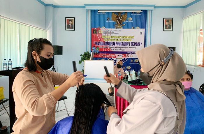 Sedang Asimilasi di Rumah, 15 Klien Pemasyarakatan Bapas Surabaya Jalani Pelatihan Tata Rambut Sedang Asimilasi di Rumah, 15 Klien Pemasyarakatan Bapas Surabaya Jalani Pelatihan Tata Rambut