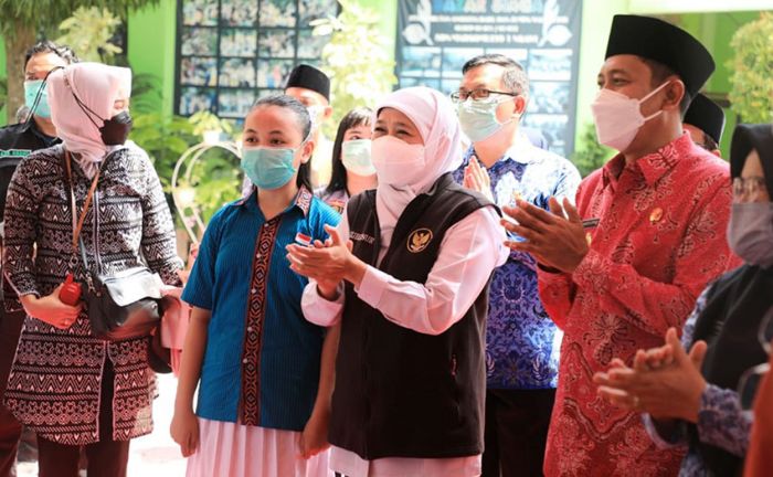 Gubernur Khofifah Ajak Anak-Anak Berani Divaksin saat Tinjau Vaksinasi Covid-19 di Ngawi Gubernur Khofifah Ajak Anak-Anak Berani Divaksin saat Tinjau Vaksinasi Covid-19 di Ngawi