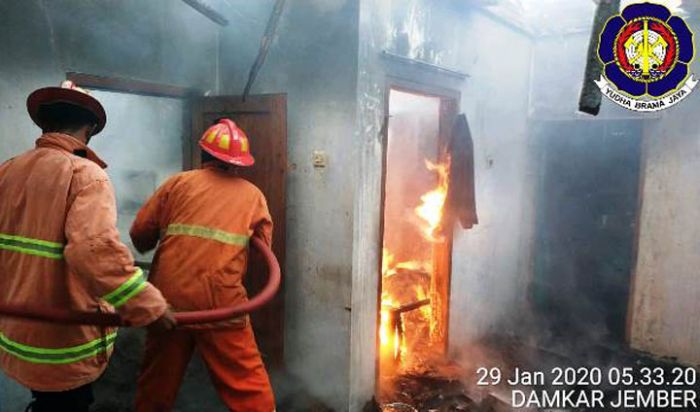 Gara-gara Selang Kompor Bocor, 1 Rumah di Jember Ludes Terbakar Gara-gara Selang Kompor Bocor, 1 Rumah di Jember Ludes Terbakar