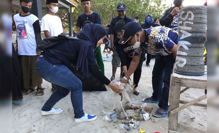 Nasdem dan Garnita Gresik Bersih-Bersih Sampah di Pantai Delegan