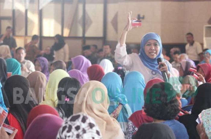 Mensos Serahkan Bansos Non-Tunai untuk KPM PKH di Tuban