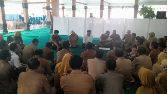 Serahkan SPPT, Bupati Situbondo Tugaskan Kadindikbud Terapkan 5 Hari Sekolah Jenjang SMP ke Bawah Serahkan SPPT, Bupati Situbondo Tugaskan Kadindikbud Terapkan 5 Hari Sekolah Jenjang SMP ke Bawah