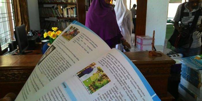 Keterlaluan, Buku SMU Ajarkan Pacaran, Guru SMU pun Menolak Keterlaluan, Buku SMU Ajarkan Pacaran, Guru SMU pun Menolak