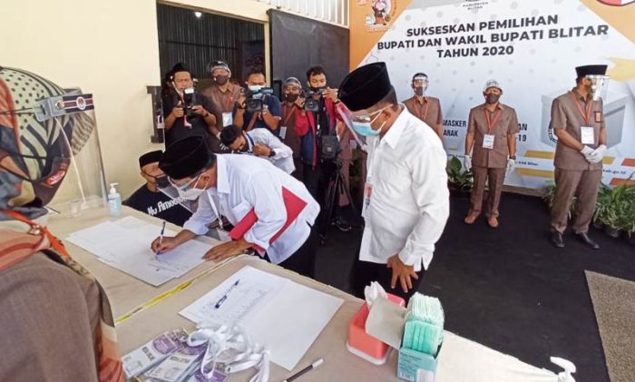 Nyaris Bersamaan, Paslon PDIP Blitar Raya Daftar ke KPU di Hari Pertama Nyaris Bersamaan, Paslon PDIP Blitar Raya Daftar ke KPU di Hari Pertama