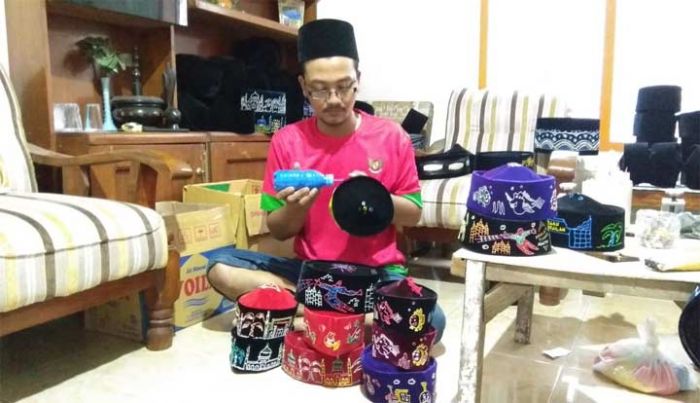 Berkah Ramadhan, Pesanan Songkok Lukis di Lamongan Meningkat Berkah Ramadhan, Pesanan Songkok Lukis di Lamongan Meningkat