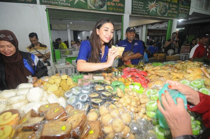 Puluhan Artis Ibu Kota Serbu Pusat Jajanan di Pasar Kembang Surabaya Puluhan Artis Ibu Kota Serbu Pusat Jajanan di Pasar Kembang Surabaya