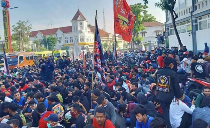 Tuntut Keadilan, Ribuan Pesilat Pagar Nusa Geruduk Mapolrestabes Surabaya Tuntut Keadilan, Ribuan Pesilat Pagar Nusa Geruduk Mapolrestabes Surabaya
