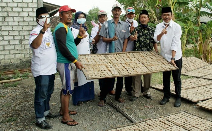 Qosim-Alif Siap Bantu Pasarkan Kerupuk Khas Bulurejo Benjeng Qosim-Alif Siap Bantu Pasarkan Kerupuk Khas Bulurejo Benjeng