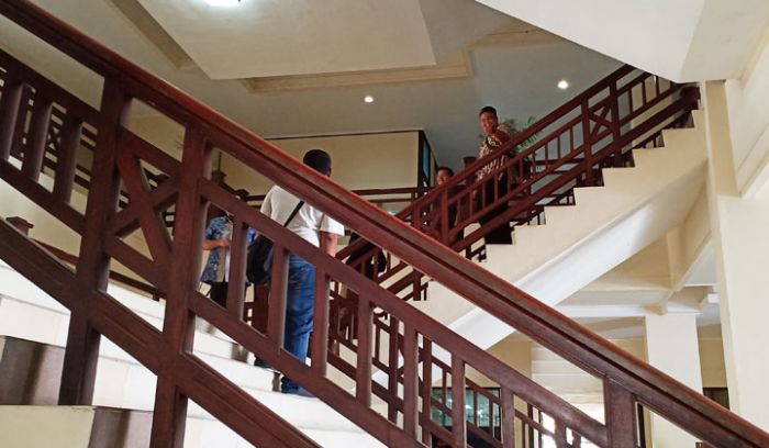 Mangkir Ketiga Kalinya, Kejari Cari Keberadaan Sekda Gresik ke Kantor Bupati dan Rumah Pribadi Mangkir Ketiga Kalinya, Kejari Cari Keberadaan Sekda Gresik ke Kantor Bupati dan Rumah Pribadi