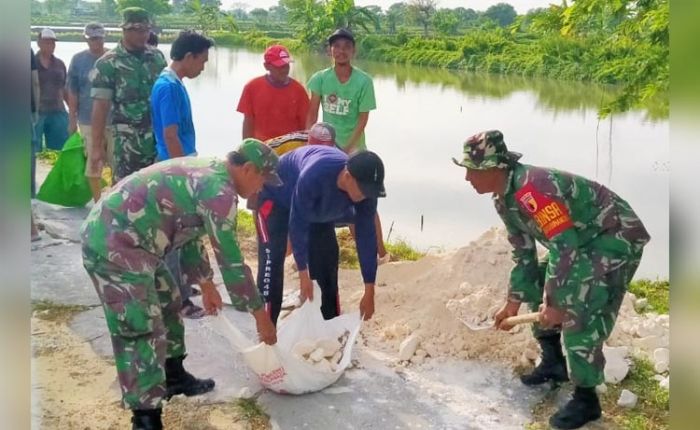 Kodim Lamongan Perbaiki Jalan Rusak Sepanjang 250 Meter