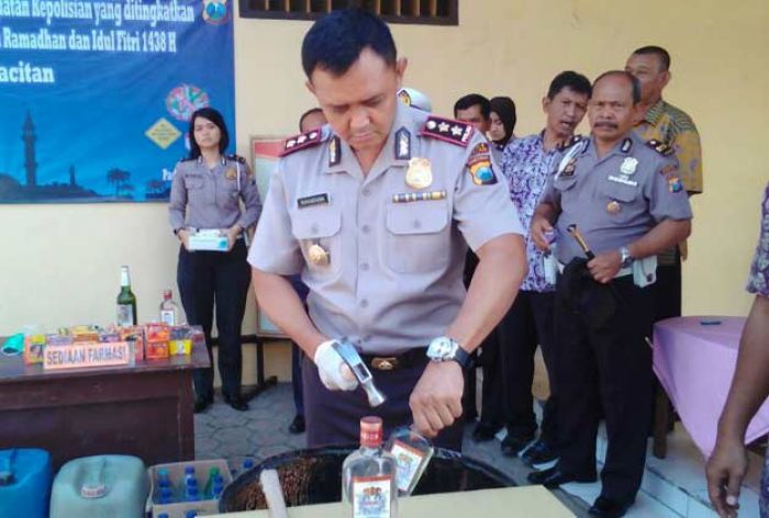 Polres Pacitan Musnahkan Ratusan Liter Miras