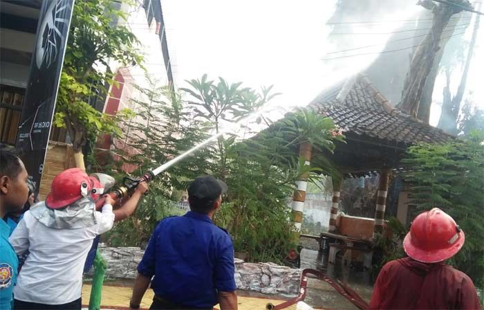 Bakar Semak di Area Makam, Warung Bakso di Jalan Ronggolawe Nyaris Hangus